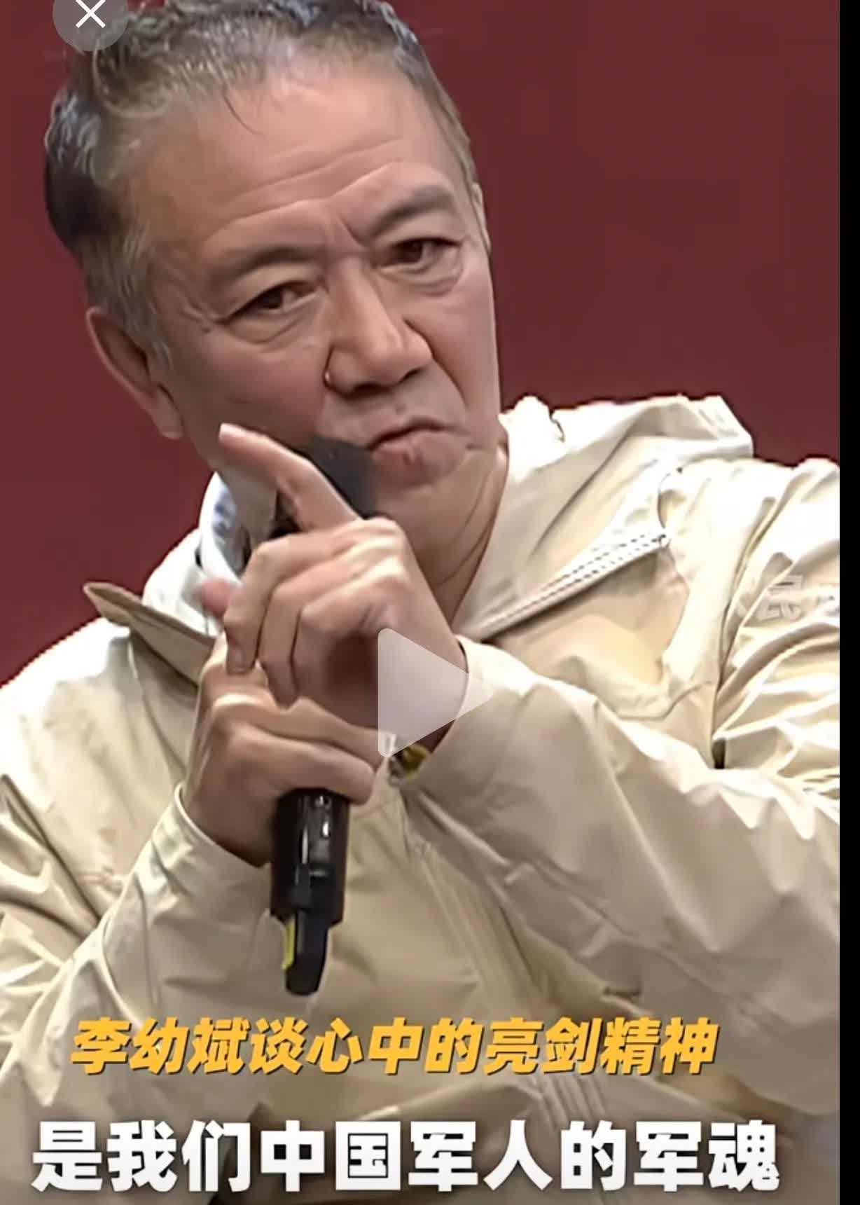 相由心生不是没道理的，
李幼斌真的变了，
67岁的他顶着满头白发，却依然像当