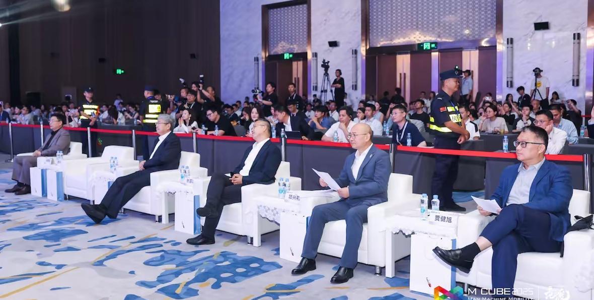 请恕我直言，雷军不在的时候，车展控场还得靠余承东来撑起， 2025 大湾车站最经
