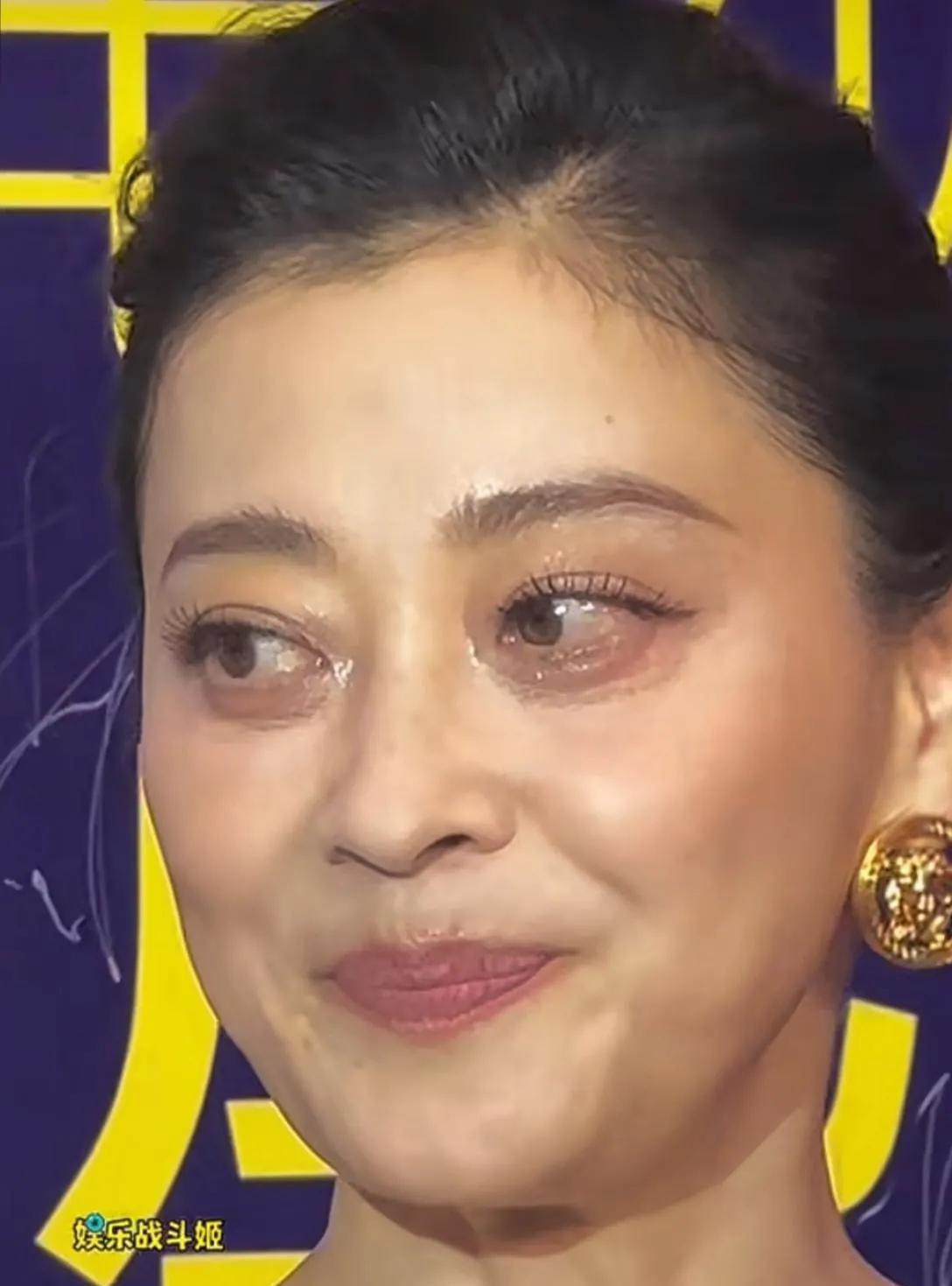 高清怼脸拍的梅婷肤色蜡黄，眼袋粗粝，法令纹明显，精致妆容后的女神也苍老尽现，你觉