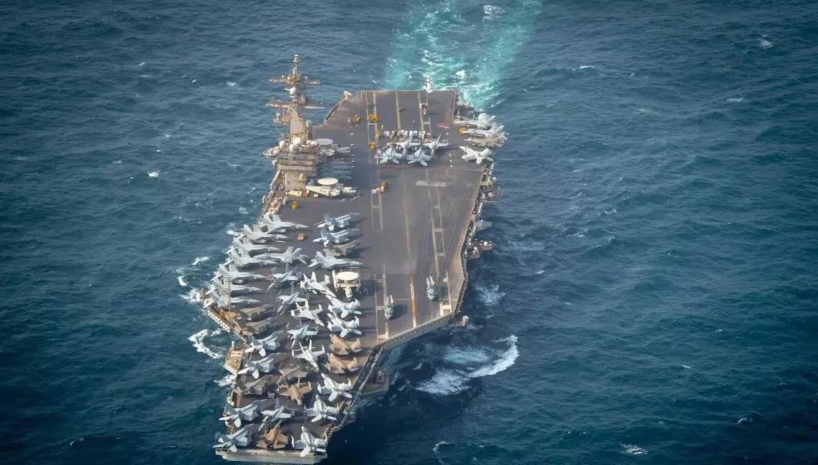 美国的衰落。锈迹斑斑的F-35停放在航母甲板上，这是由于飞机隐身涂层存在缺陷，再