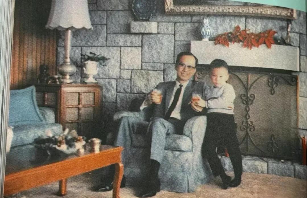 1968年，
李嘉诚 和4岁的李泽钜摄于家中