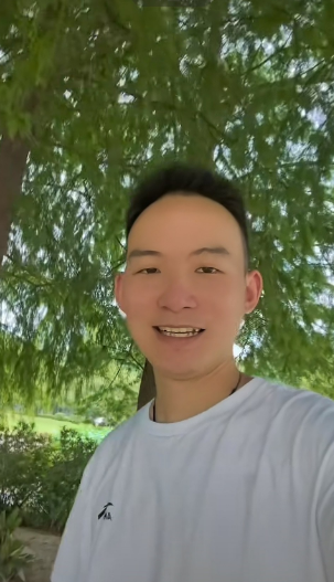 今天，谢浩男终于时隔二十天之后发布视频了。瞧这状态非常好，正在锻炼呢，谢浩男真的