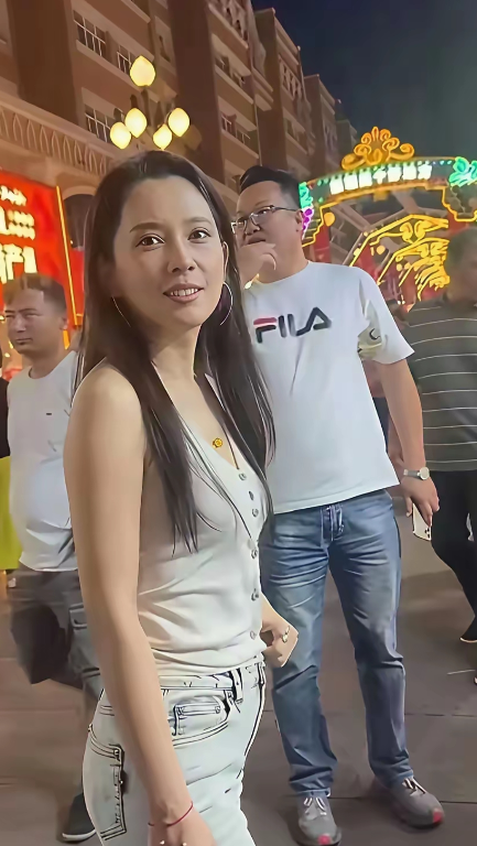 汪峰现任森林北看起来真的是比章子怡还要漂亮，森林北夜间出来逛街，纯素颜的状态，没