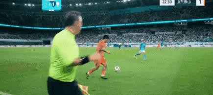 纸糊的防线！瓦科头槌破门！山东泰山2-0领先！
第23分钟，谢文能边路传中，瓦科