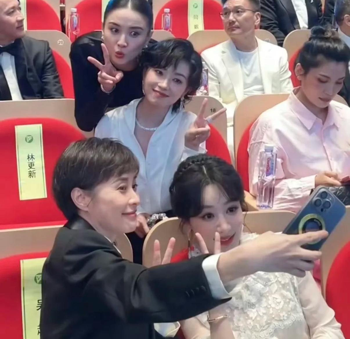 今晚参加白玉兰的杨紫
目的不是为了拿奖
也不是为了宣传《国色芳华》第二部，而是来