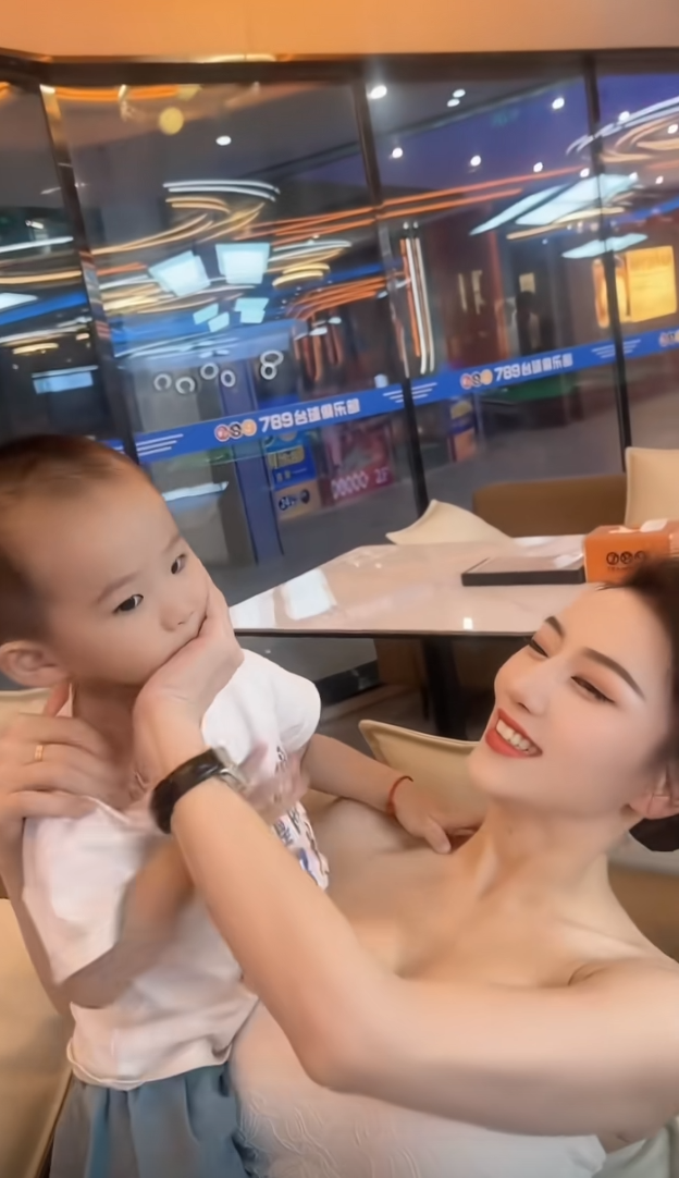 看到小男孩这样，真的好想好想回到童年