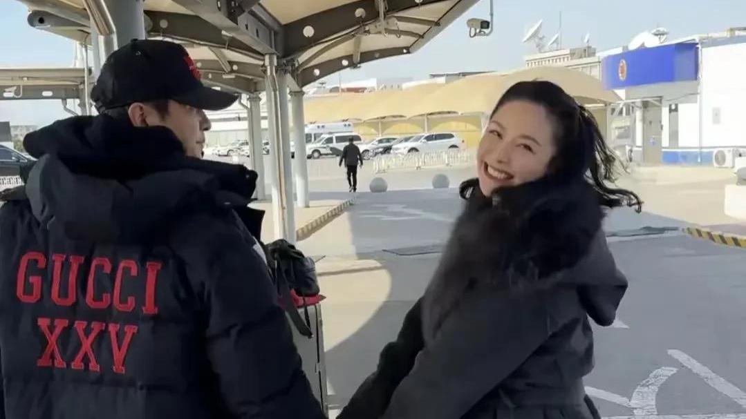 程莉莎接机郭晓冬，戴鸽子蛋戒指好抢镜，夫妻俩牵手抱抱甜如初恋！