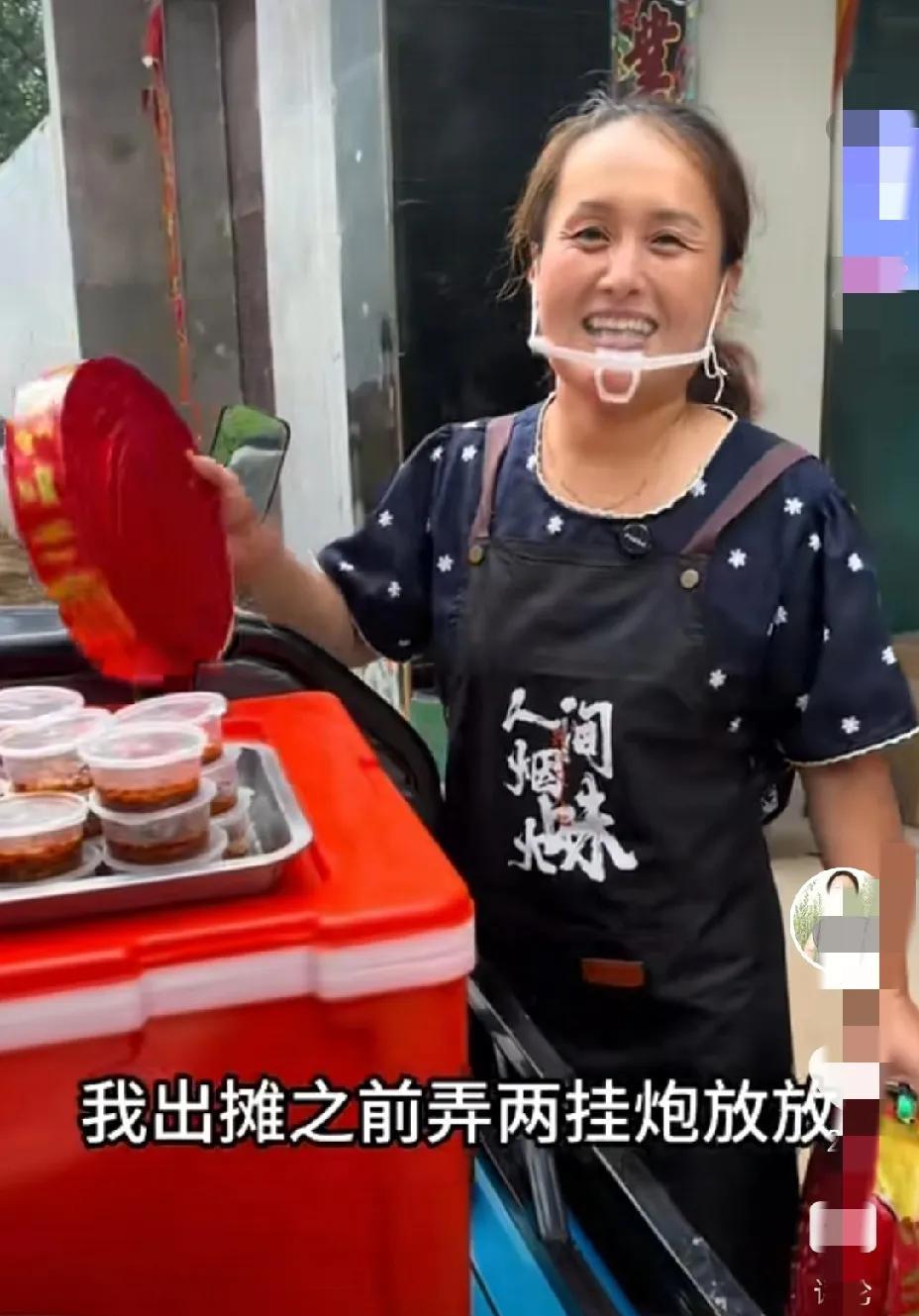 这个大嫂挺有亲和力的。
包子和胡辣汤，十来分钟全部卖完。
说明在农村和乡镇这个下