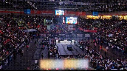 德国杯决赛前的这一幕，看得人心潮澎湃！
没有人群的拥挤，没有嘈杂的喊叫，球迷们都