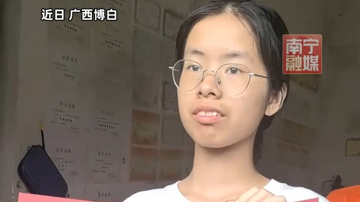 广西一女孩考上北大，成全村人的骄傲，屋里是满墙的奖状