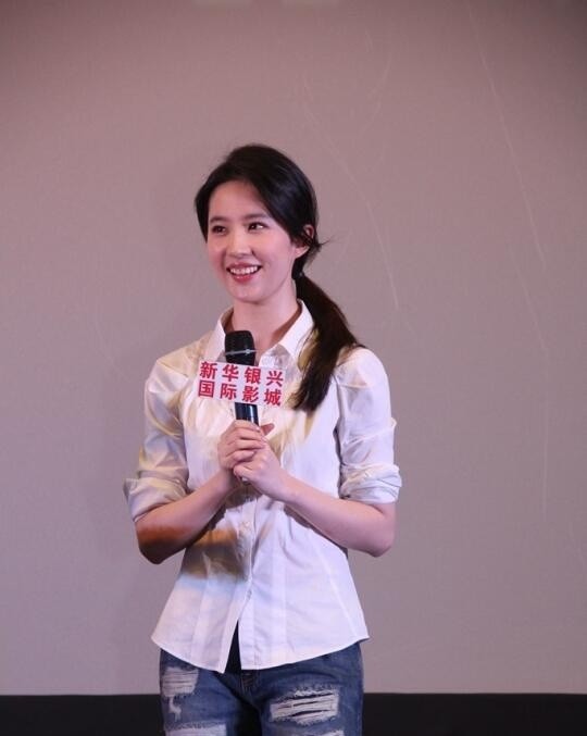 简简单单的路演造型就好漂亮
清新甜美又优雅