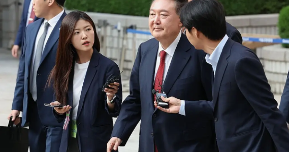 尹锡悦出事后近况照片：出席第五次庭审。一语不发。
时间是5月26日上午。
当天上