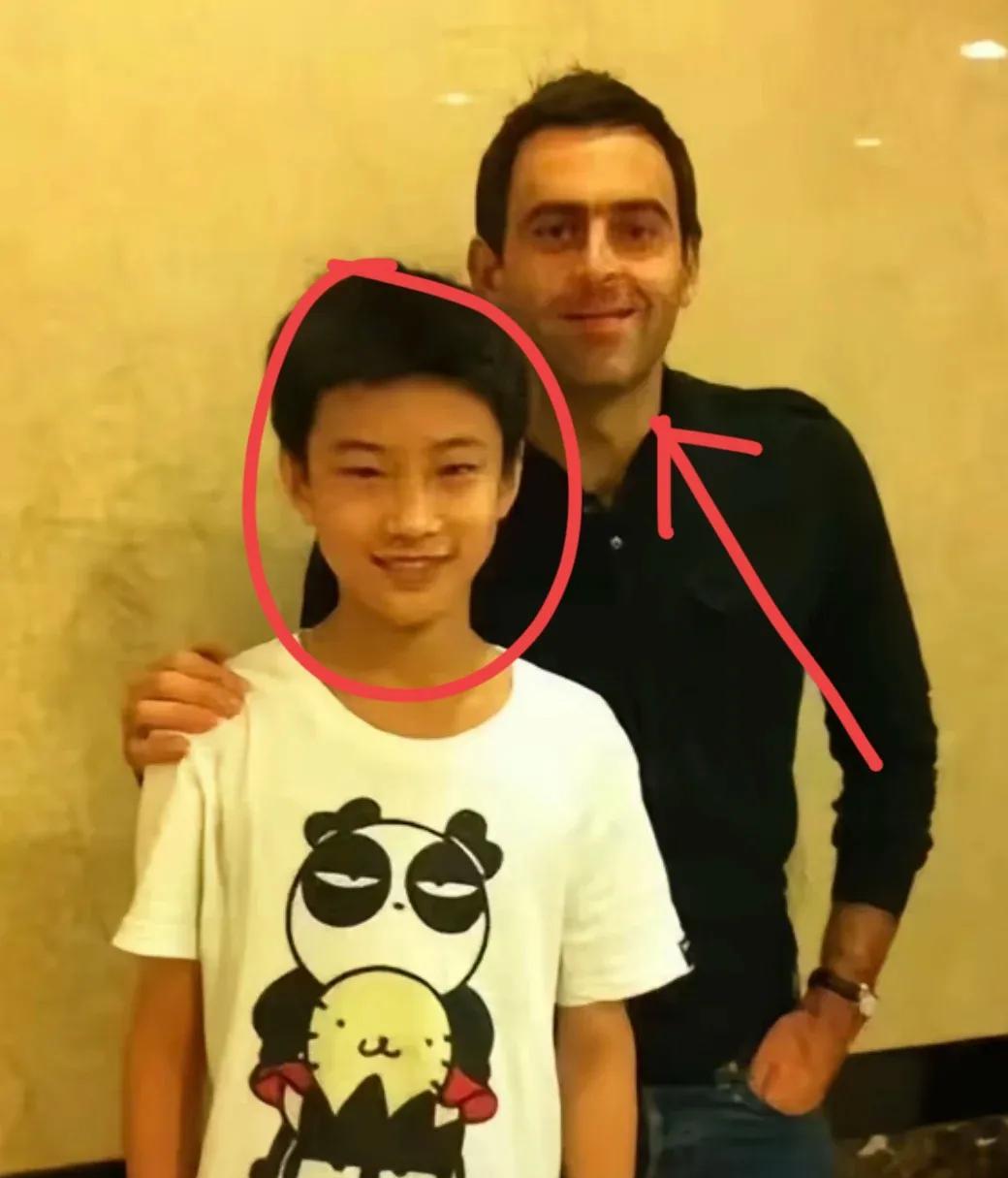 赵心童能成功一定要感谢一个人，
不是教练伍文忠，也不是经纪人石圆圆，
更不是他的