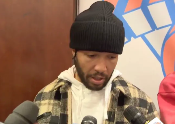 NBA常规赛，尼克斯119-104击败黄蜂。
赛后尼克斯球员杰伦-布伦森在接受记