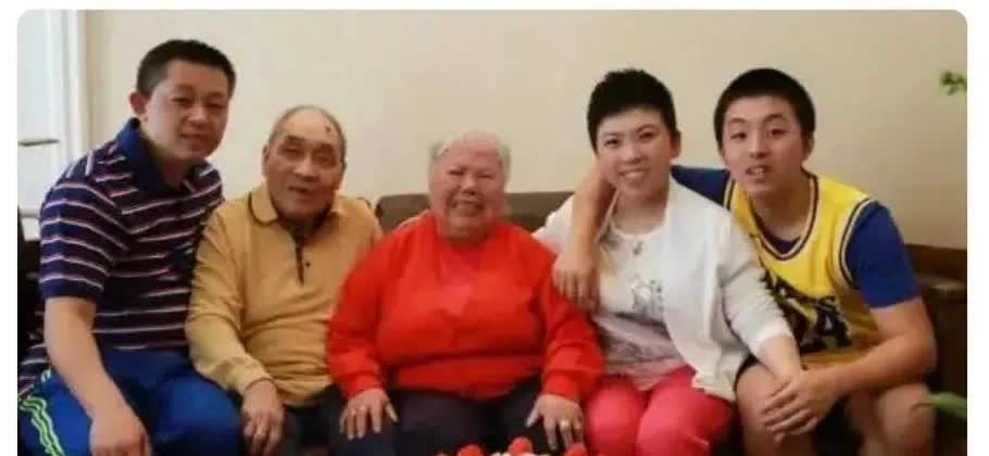 邓亚萍的妈妈是无锡人，其母亲生于锡山查桥