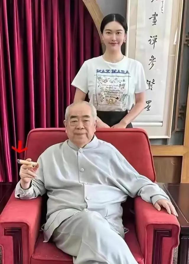 爷孙恋的著名画家范曾遭受“杀猪盘”，疑被小他五十岁的娇妻徐萌和情人设局人财两空？