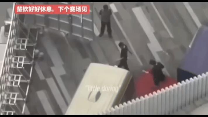 王楚钦安全抵达北京！一早厦门出发~
头头一大早厦门出发回北京，北京正下着大雨冒雨