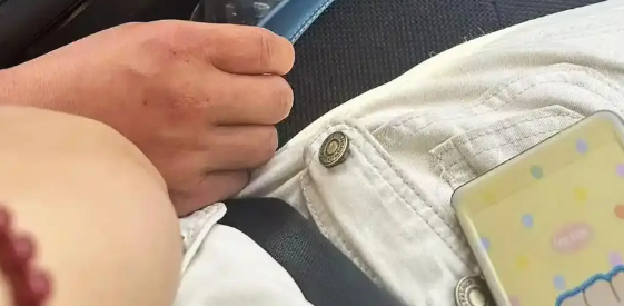 太过分了！黑龙江哈尔滨，女子叫了一辆网约车，不料，司机借着调整摄像头的动作，悄悄