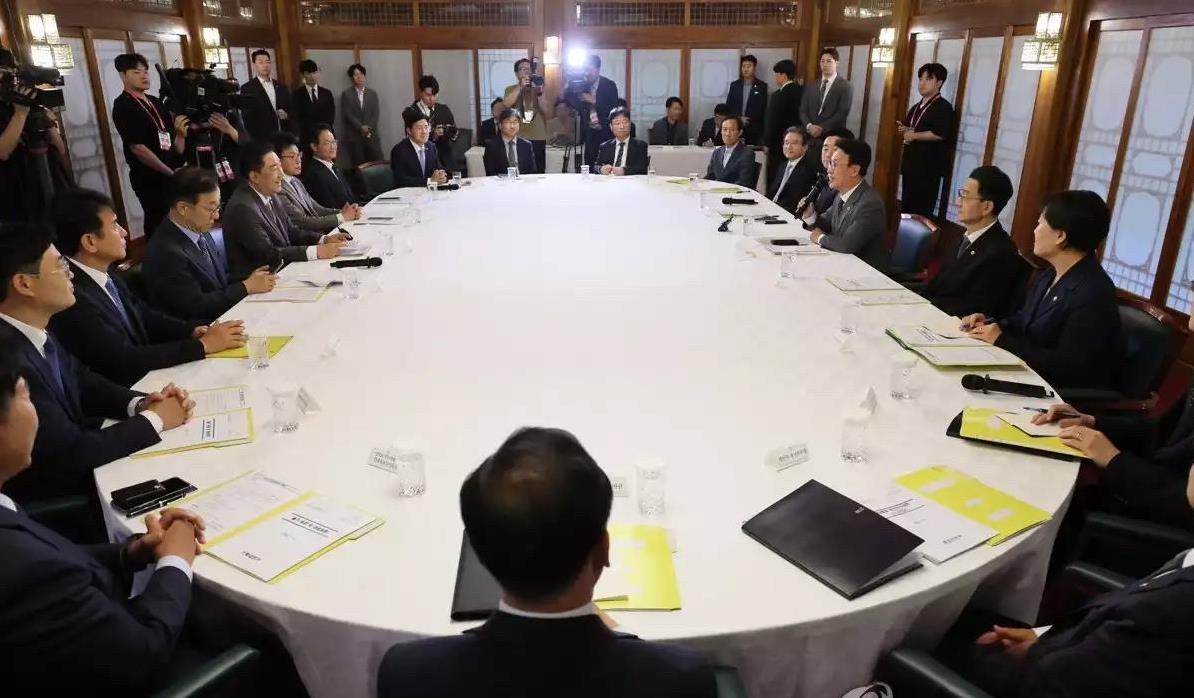 6日，韩国国务总理金民锡在李在明政府首次高层党政府协商会议上发表讲话，强调“总统