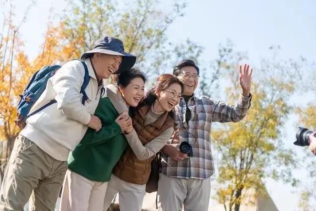 没到退休年龄时非常想退休，能自由自在的享受生活，而真正退了休两三年后，又觉得上班
