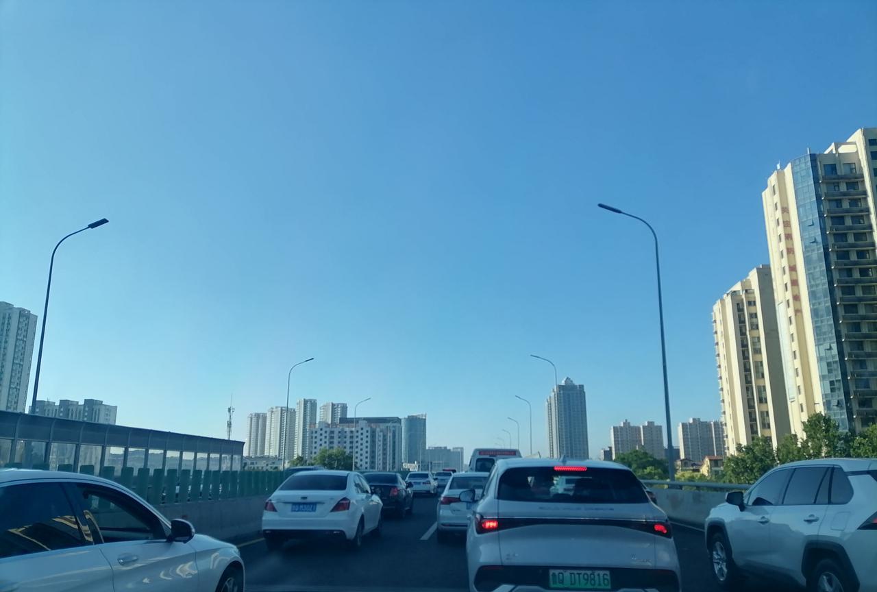 小孩新学期开学第一天，上班路上就明显堵了，小孩放假的时候早晨上班就是20多分钟的