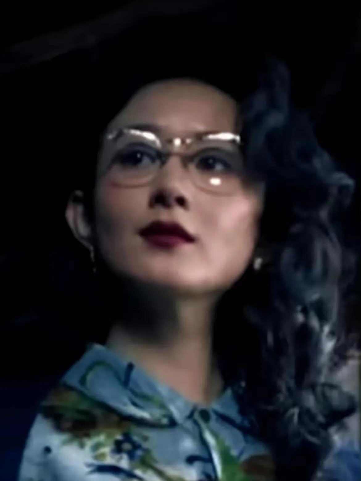 人啊，脸可以弄的漂亮，可气质，文化底蕴这事，真的是装不出来的！
她以为她戴副眼