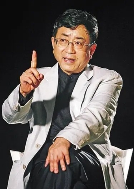 2006年，余秋雨在歌手大赛里担当评委，主持人在读陈寅恪的时候，把恪读成了“Ke