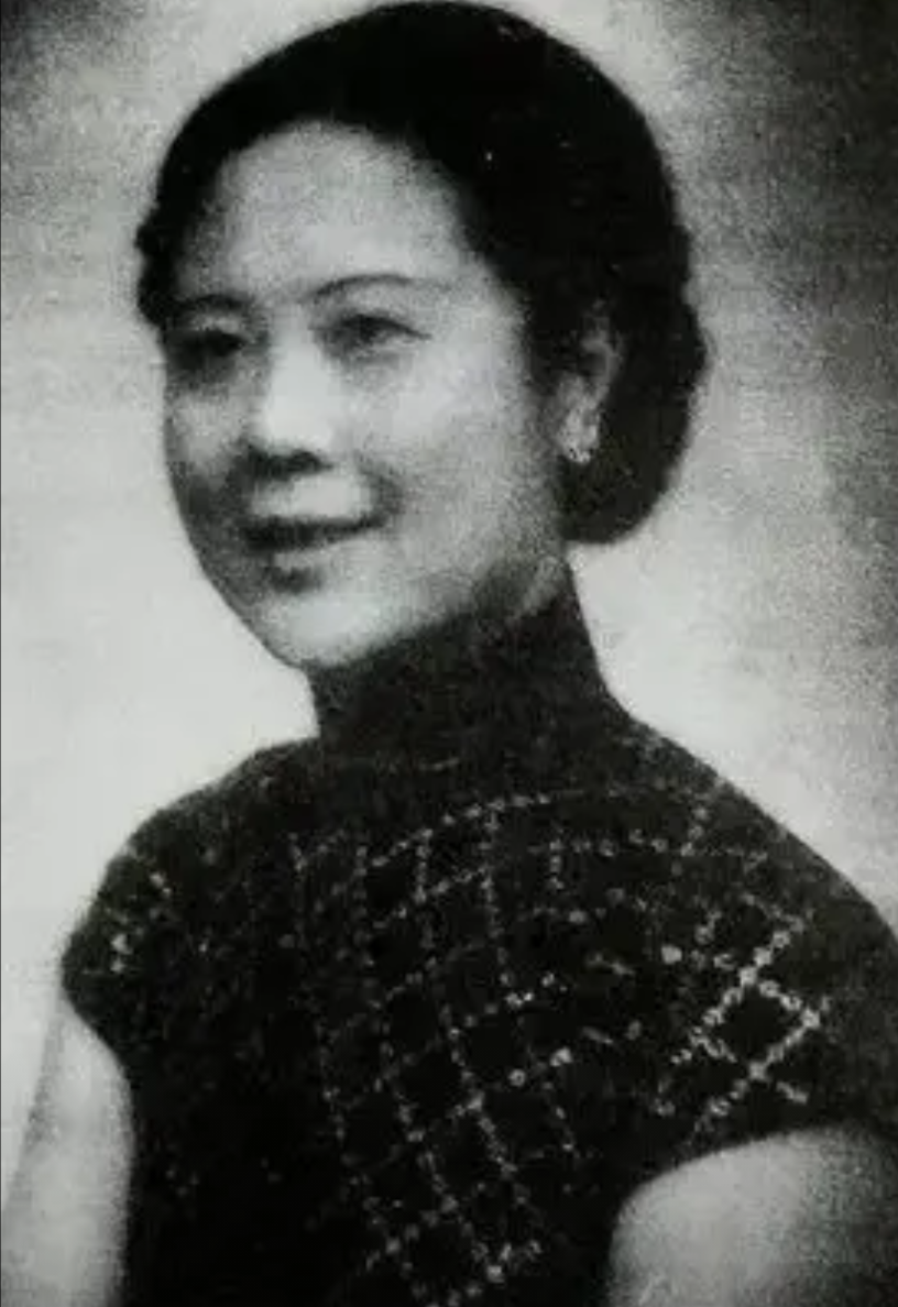 1937年，张学良走进寺庙上香，一个女子悄悄掏出手枪，准备杀死他，这时于凤至双腿