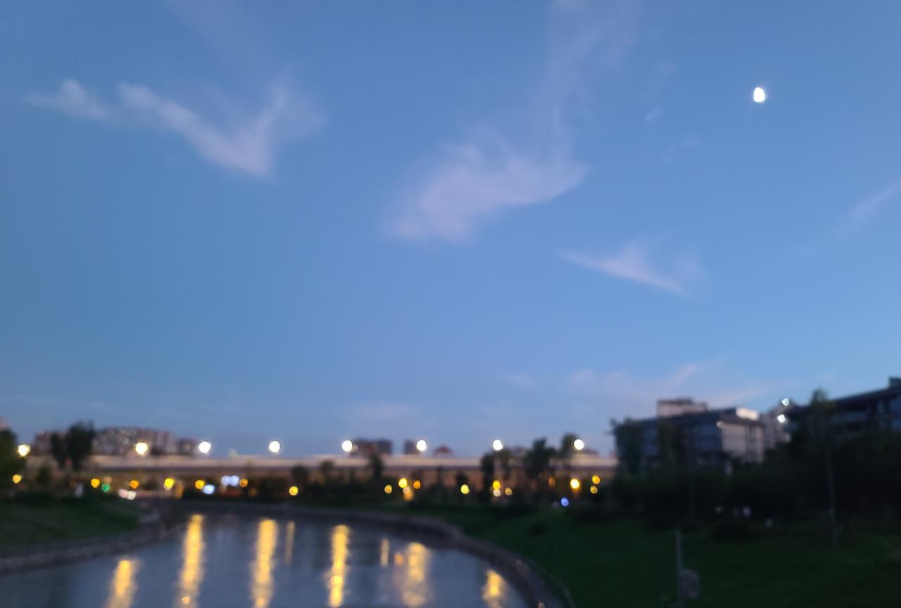 #分享一下你随手拍下的照片#8月31日傍晚，成都青羊，苏坡立交，清水河畔，欣赏月