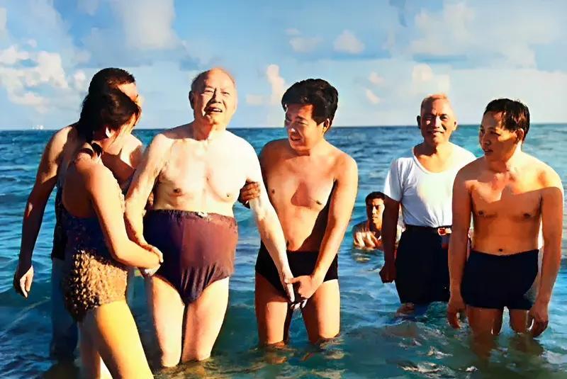1978年，叶帅在海边的留影，81岁的他，在众人的陪伴下，还能游泳，真不简单。