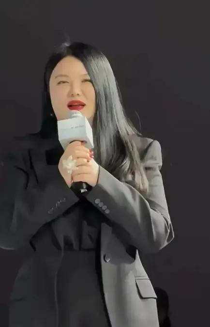 大富婆李湘！听大家一句劝，赶紧减肥吧！你这可不是一般的胖啊！胖的脖子都快看不到了