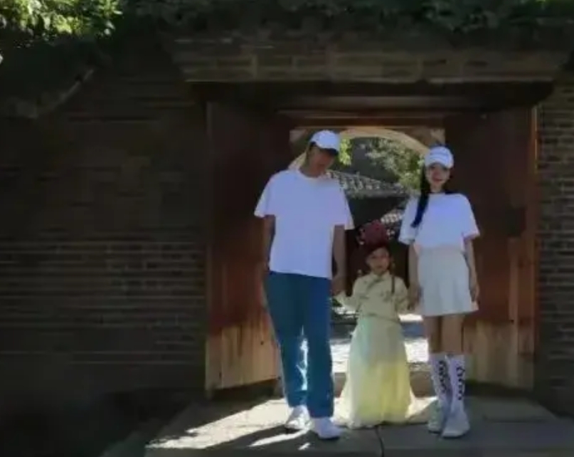 怪不得李小璐和贾乃亮
都已经离婚好几年了
都没有进入下一段感情，原来是因为有着甜