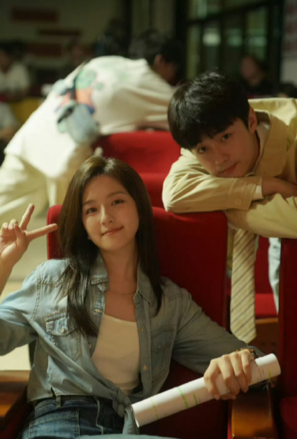 两人饰演的90年代深圳夜校情侣因双向奔赴却错位分离：李兰迪饰演的吴雪晴为男友放弃