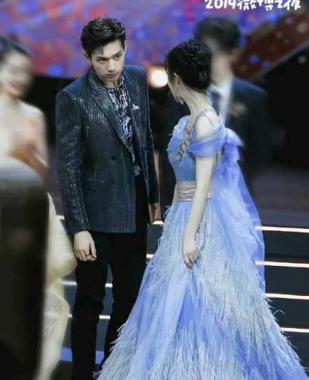 李现越来越喜欢杨紫，他们的CP感很强。 “亲爱的”时候，他对杨紫的了解还不是太多
