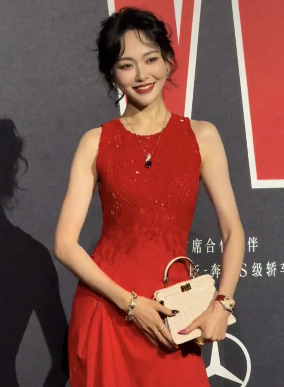 天呐  挪不开眼睛了  完全被吸引住了  超级喜欢唐嫣  可爱美丽大方又明媚[兔
