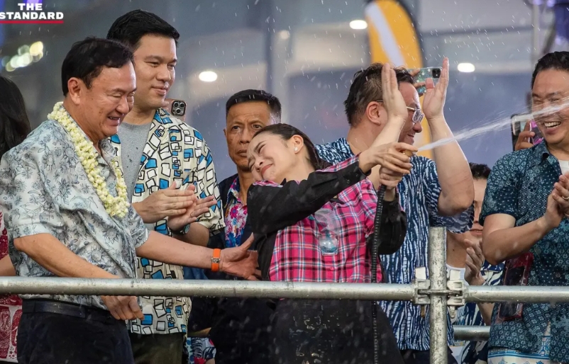 这次，泰国国王大力支持佩通坦，并取消了明后天的诞辰纪念仪式，在泰柬冲突的敏感时期