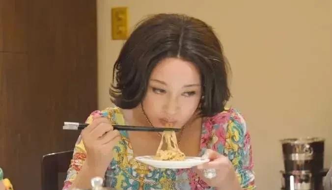刘晓庆真是不服老，年轻时候也少吃，年龄大了，不在乎了，吃吃喝喝反而成了傻白甜。
