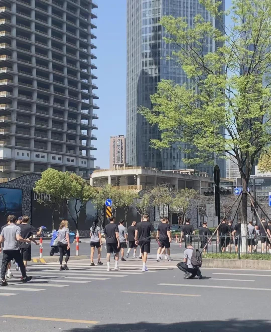 轻视中国队？澳大利亚男足25日上午还在购物，要知道下午就要比赛，抵达杭州数日，澳