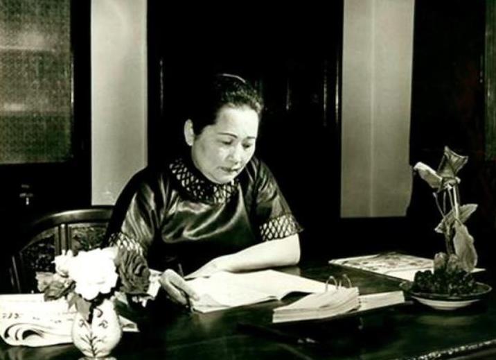 [太阳]1936年，毛主席找宋庆龄借了5万美元以解红军之危。宋庆龄二话没说卖房筹