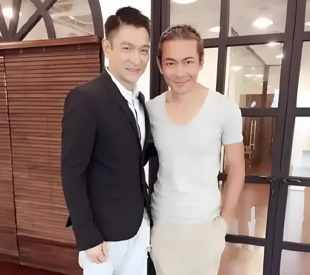 刘德华和＂弟弟＂的一张合影照片，你相信吗？刘德华身边的男人并不是他的亲弟弟，而是