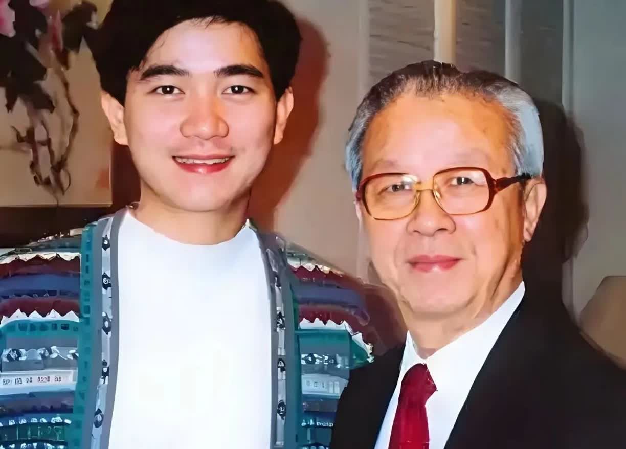 这是陈百强生前和他父亲陈鹏飞一起的合照，陈鹏飞一直都因为有陈百强这么优秀的儿子而