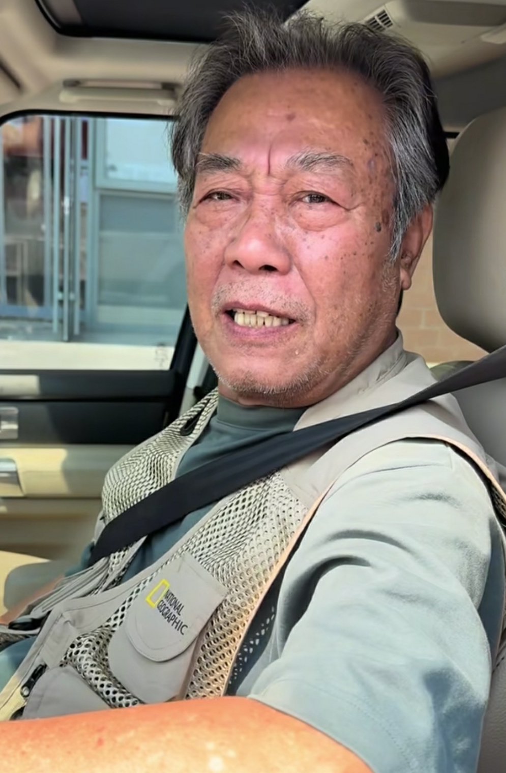 这不是《潜伏》里的那个军统站长吗？怎么开起网约车来了。