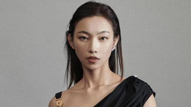 然而在整件事情当中，最让人气愤的是，从消息传出到引爆舆论，那尔那茜一直没站出来解释过，依旧出席活动