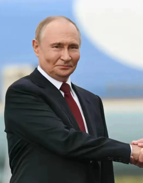 关于普京是否用替身前往阿拉斯加与特朗普会面的传闻，确实在一些媒体和社交平台上引发