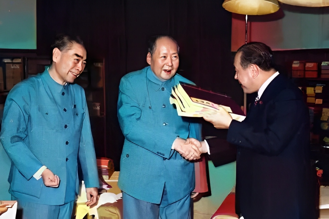 1972年9月27日，毛泽东在书房里会见了田中角荣。图为毛泽东赠送田中角荣线装宋版《楚辞集注》