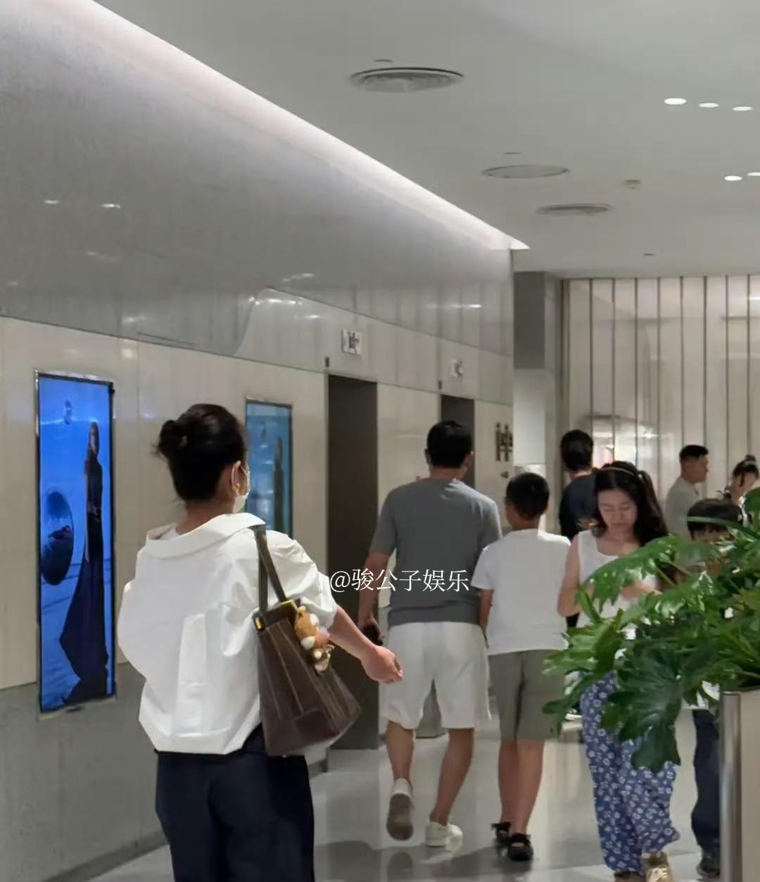 9月14日，秦海璐和王新军夫妇带着他们10岁的儿子在北京SKP逛街时被网友偶遇。