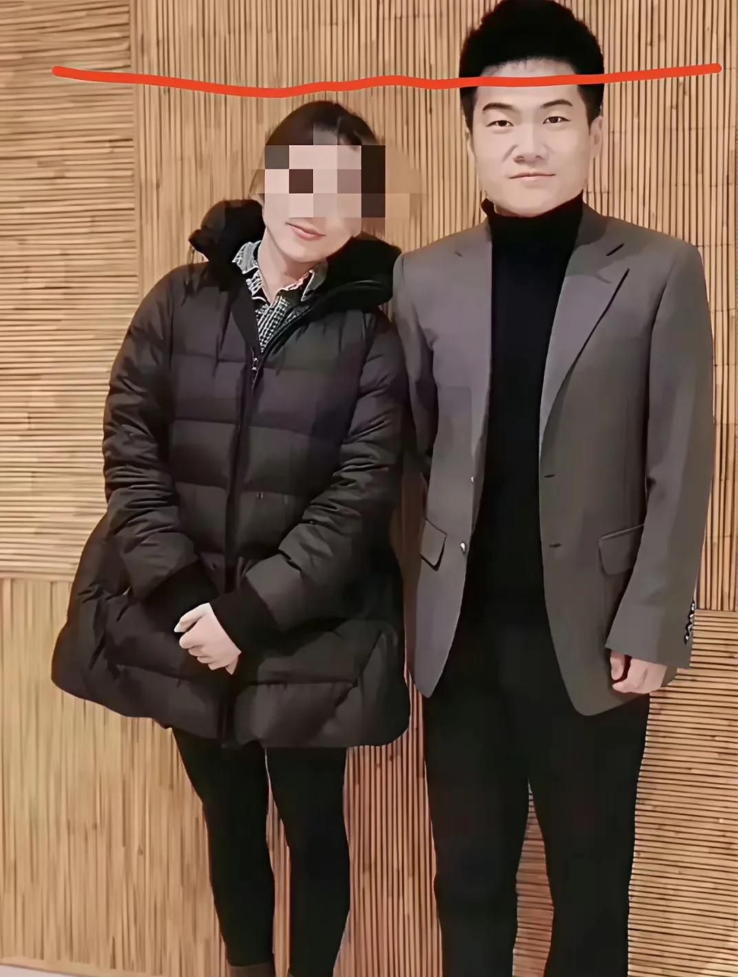 第一次见到宇辉，我心中的偶像，给我留下了特别的印象。
怎么说呢，第一次见面，他不
