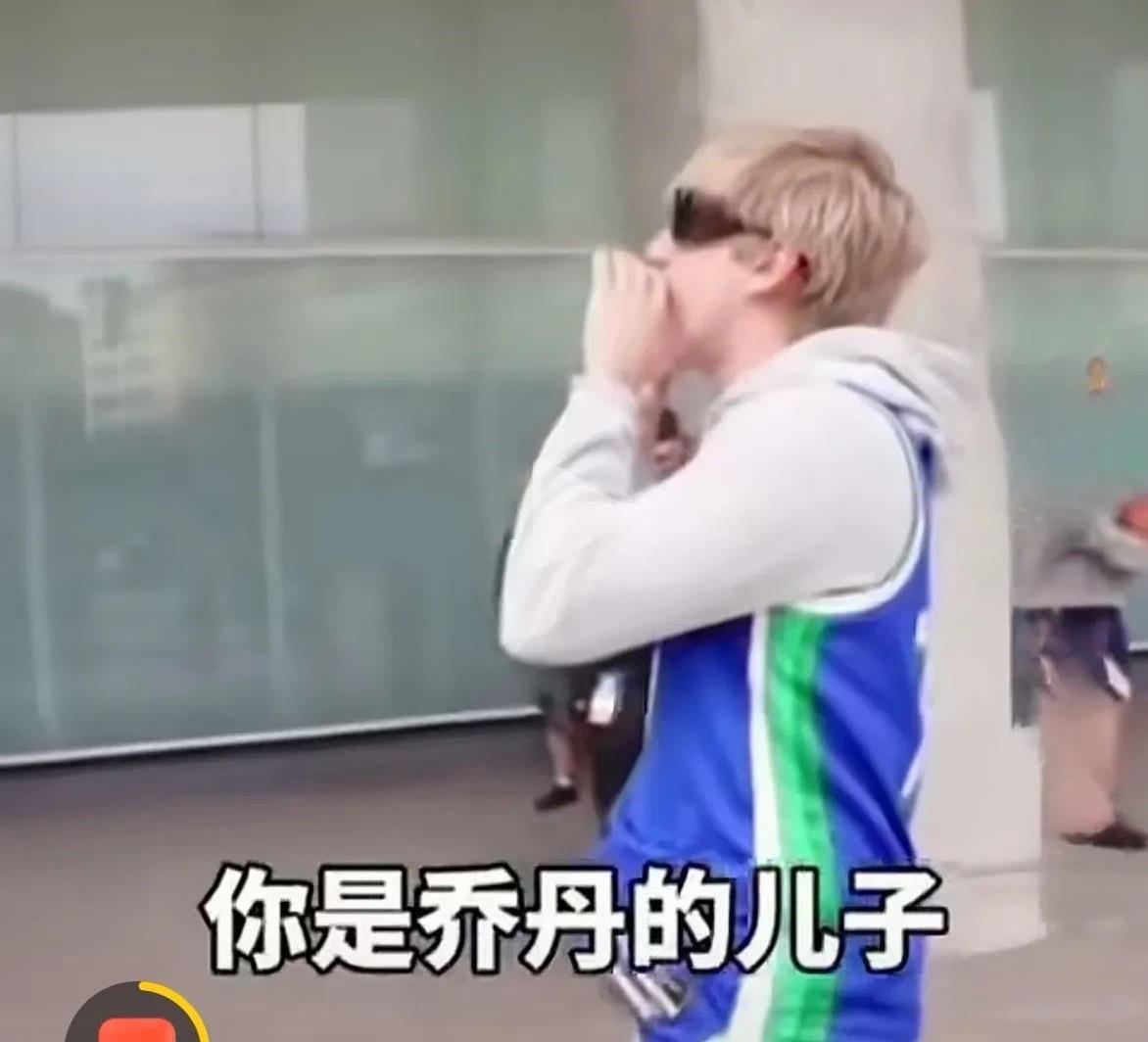巴克利这是人在街上走，祸从天上来！大街上被追着骂：说他没冠军戒指可以理解，毕竟不
