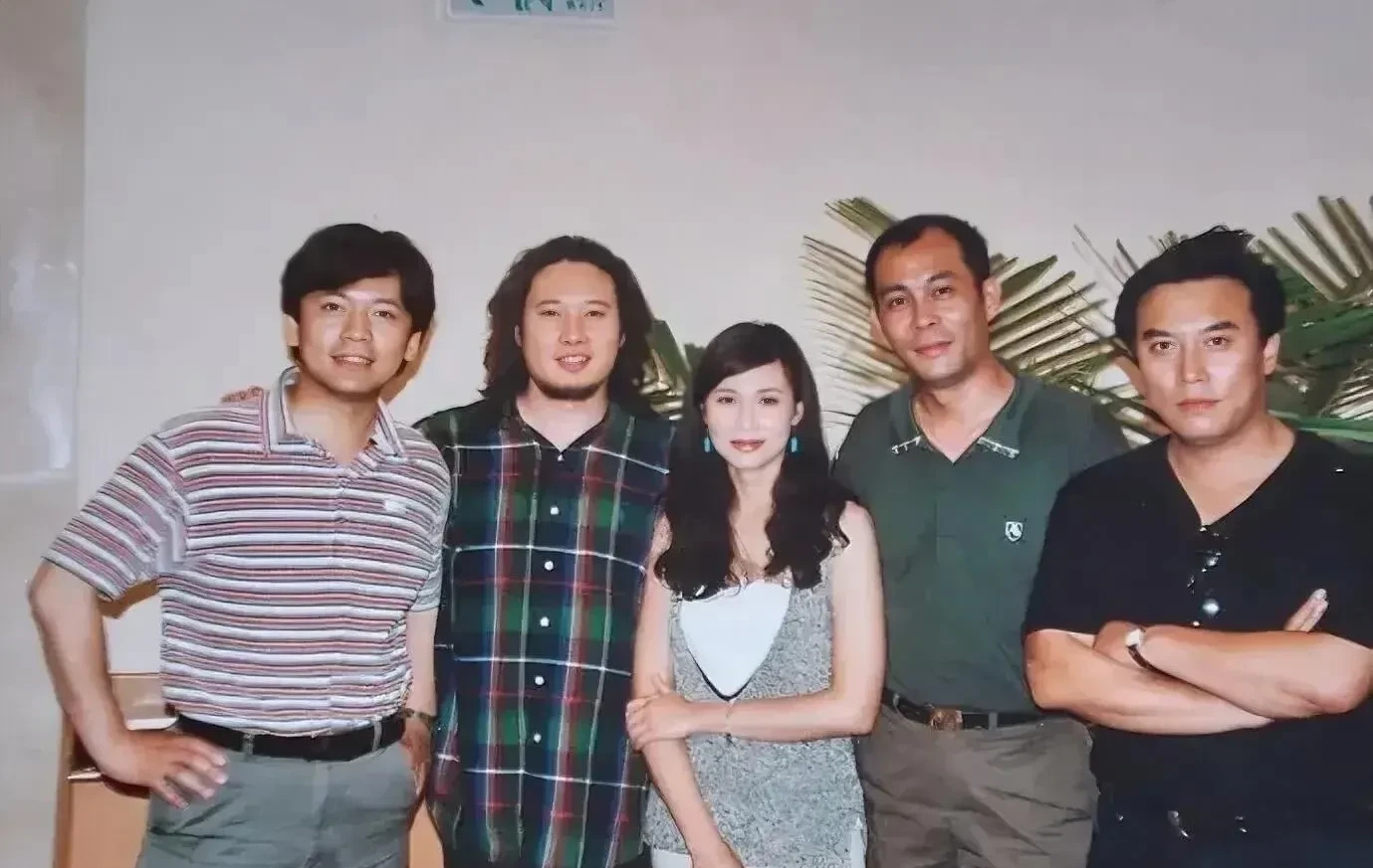 老同学聚会辨认谁是谁











什么？五个老朋友聚会，其中四个竟然是