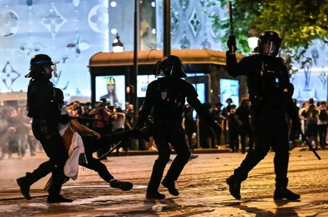 巴黎疯狂到极点，
“巴黎圣日耳曼队赢得欧冠奖杯，他们的球迷决定通过烧毁整座城市来
